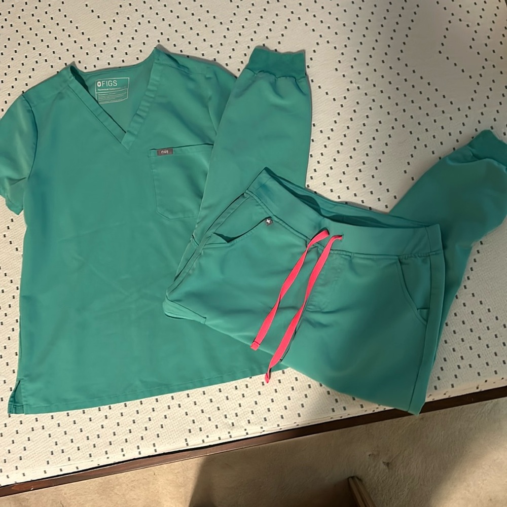 Figs Catarina one pocket top size S and Zamora joggers size S petite length